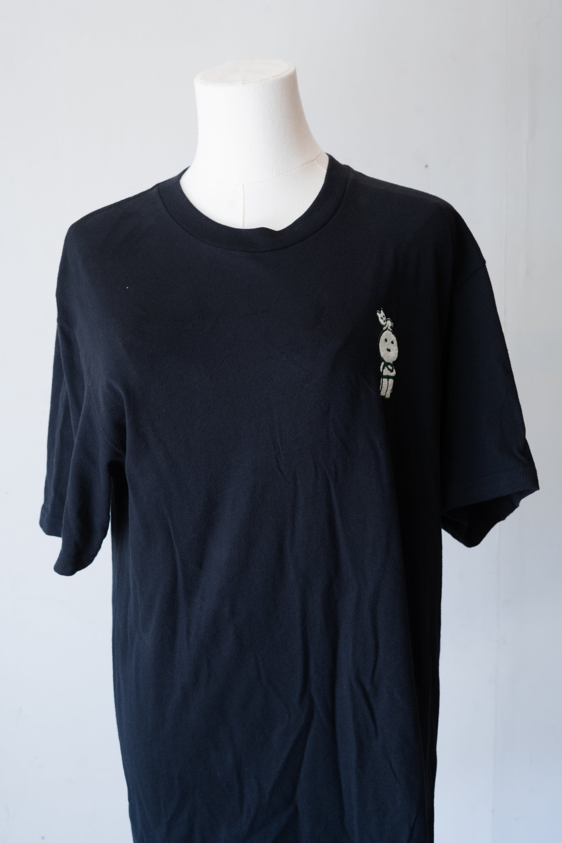 Cat-Sitting-On-Head Smiski Sueded T-Shirt (Black) - FlippedDimension