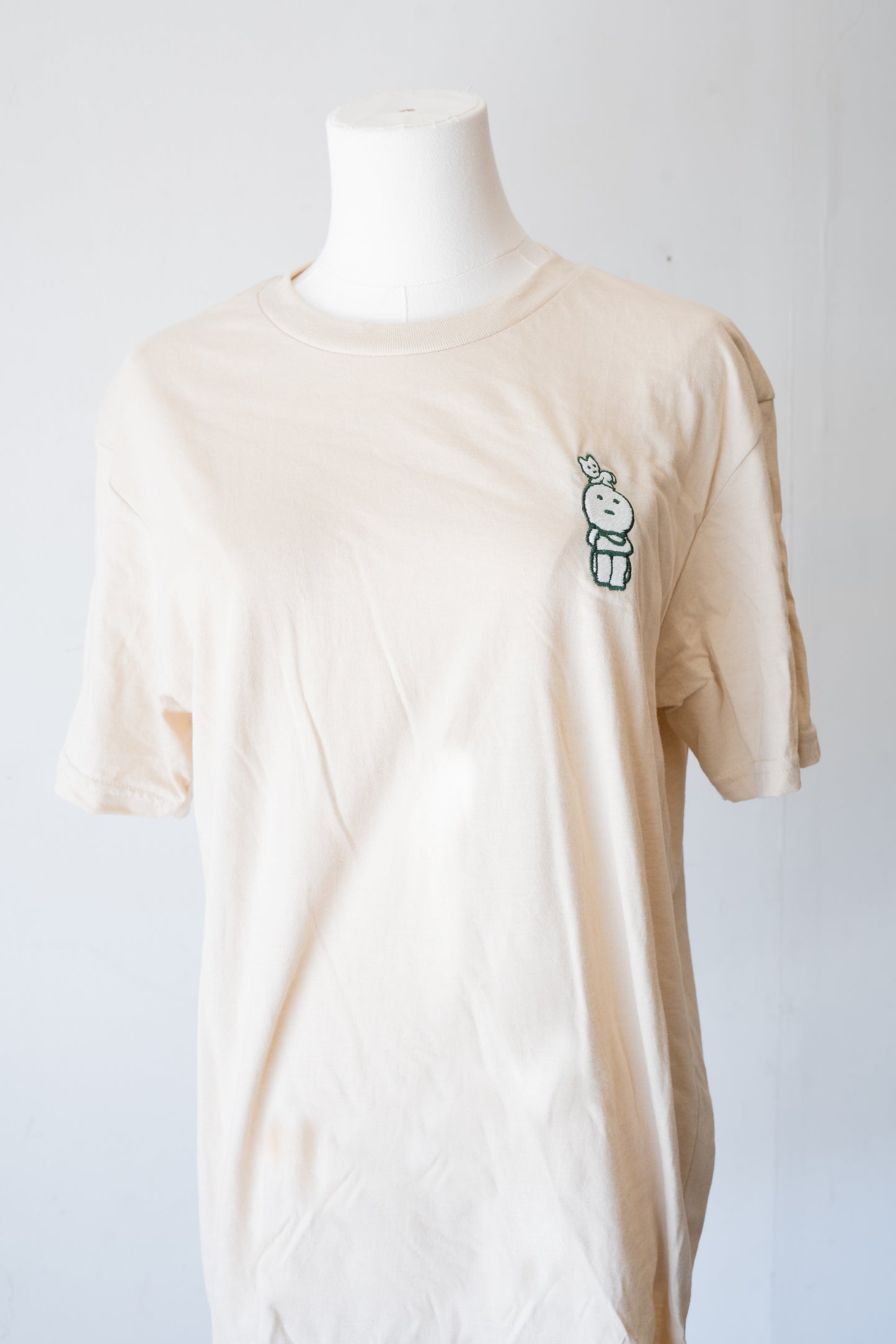 Cat-Sitting-On-Head T-Shirt (Cream) - FlippedDimension