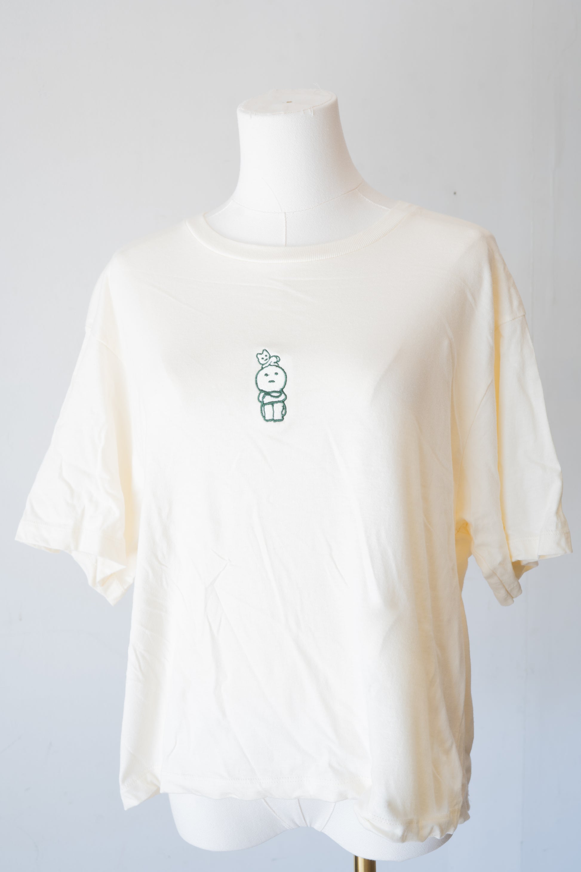 Cat-Sitting-On-Head Smiski Box Tee (Cream) - FlippedDimension